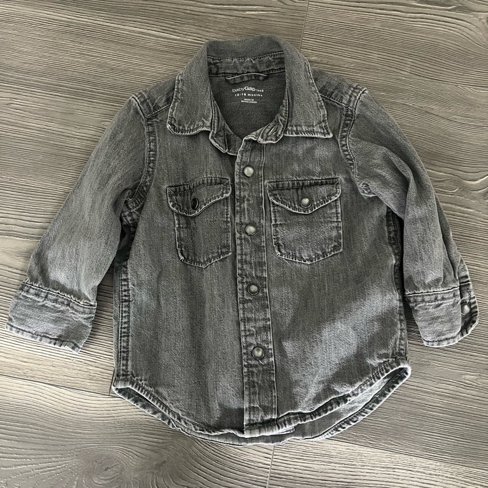 Baby Gap baby boy 12-18 months snap down gray Jean shirt